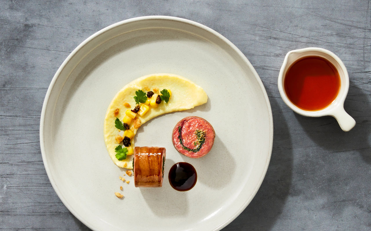 Ein köstlich angerichtetes Gourmet-Gericht mit Ahornsirup