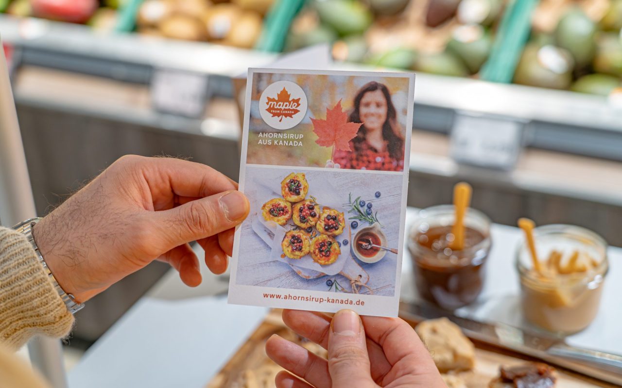 Kärtchen mit Ahornsirup aus Kanada Logo und Rezeptbild. Text: www. ahornsirup-kanana.de
