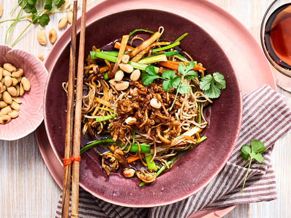 Gebratene Sobanudeln mit Gemüse und Ahorn-Tofu