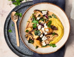Rezeptbild/Serviervorschlag für Ahorn-Ingwer Hühnchen mit Spinat, Feta und Shiitake