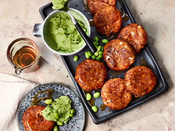 Ahornsirup-glasierte Süßkartoffellaibchen mit Feta und Avocado-Edamame-Dip