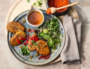 Rezeptbild/Serviervorschlag für Buchweizen-Hirse-Fritters mit  Paprika-Chili-Ahornsirup-Dip