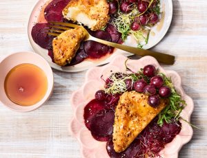 Rezeptbild/Serviervorschlag für Cremiger Hirtenkäse in der Nusskruste mit Ahornsirup auf geschmorten Trauben und roter Bete