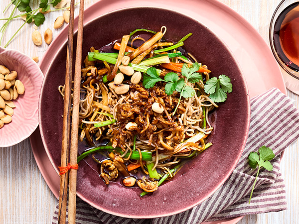 Gebratene Sobanudeln mit Gemüse und Ahorn-Tofu