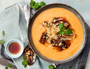 Rezeptbild/Serviervorschlag für Karotten-Linsensuppe mit Ahorn-Selleriecrunch und Cashewnüssen