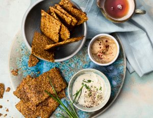 Rezeptbild/Serviervorschlag für Leinsamen-Cracker mit zweierlei Ahorn-Dips