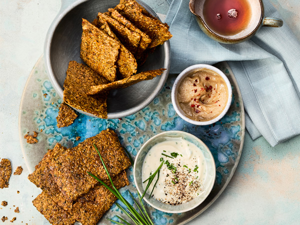 Leinsamen-Cracker mit zweierlei Ahorn-Dips