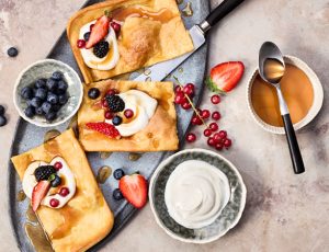 Rezeptbild/Serviervorschlag für Protein-Ofen-Pfannkuchen mit Ahornsirup und Beeren