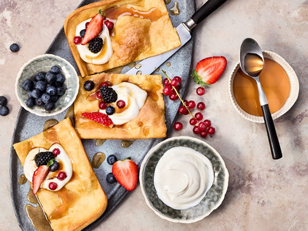 Protein-Ofen-Pfannkuchen mit Ahornsirup und Beeren