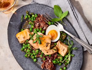 Rezeptbild/Serviervorschlag für Roter Reis mit Ahorn-Soja-Lachs, Sesam-Erbsen und Ei