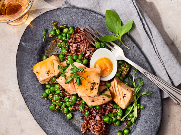 Roter Reis mit Ahorn-Soja-Lachs, Sesam-Erbsen und Ei