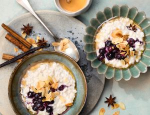 Rezeptbild/Serviervorschlag für Spicy Milchreis mit Ahornsirup-glasierten Blaubeeren