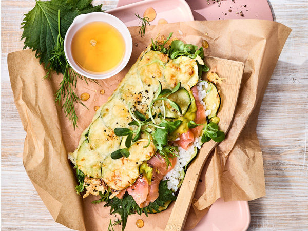 Zucchini-Wrap mit Ahorn-Reis-Lachs-Füllung